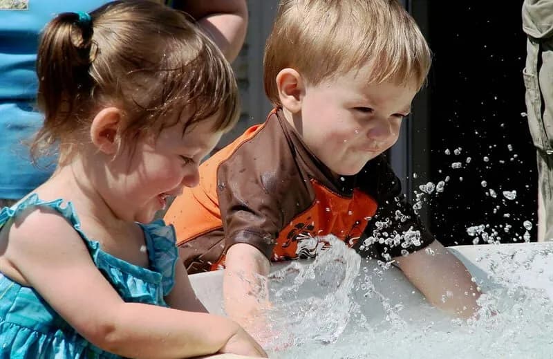 Kinderen tijdens het dagritme bij gastouderopvang buiten