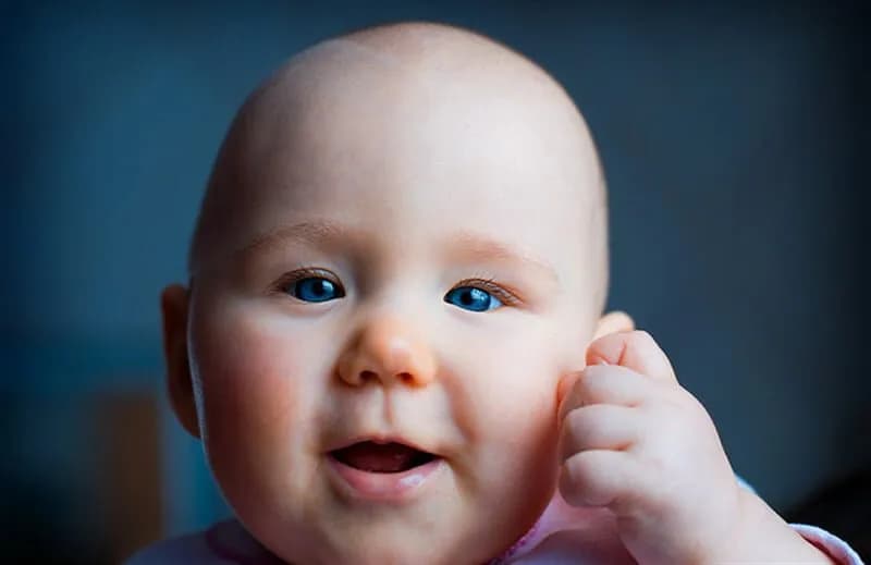 Lachende baby in huiselijke gastouderopvang